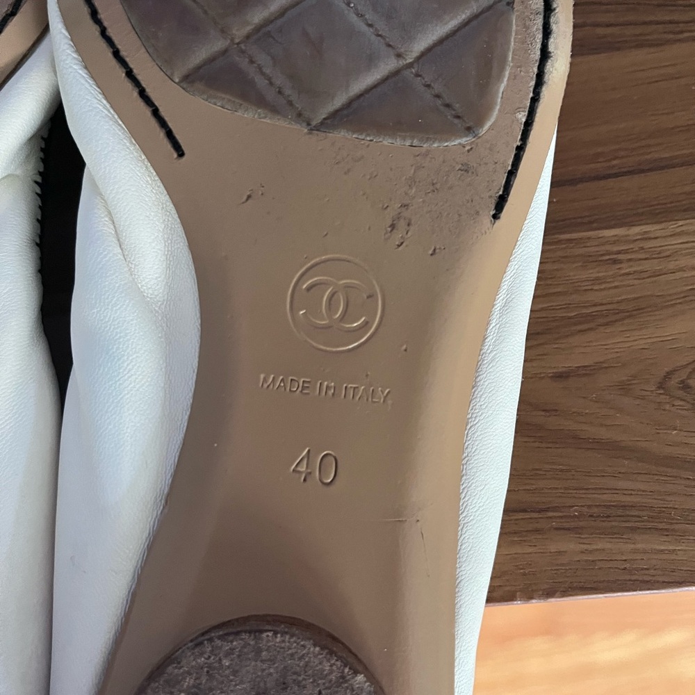CHANEL White and Black Toe Cap and Heel Logo Ballet Flats Sz 40. - Picture 5 of 5